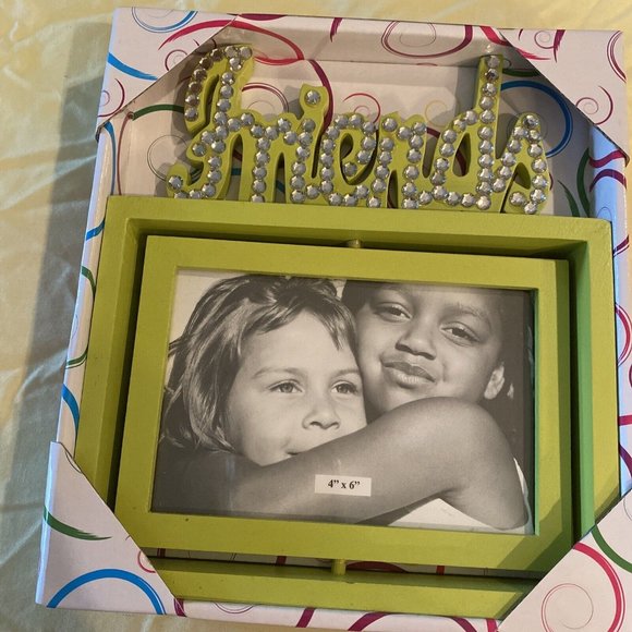 NWT RAZZLE DAZZLE SWINGING "FRIENDS" GREEN 7"X8" PICTURE FRAME - Picture 1 of 2